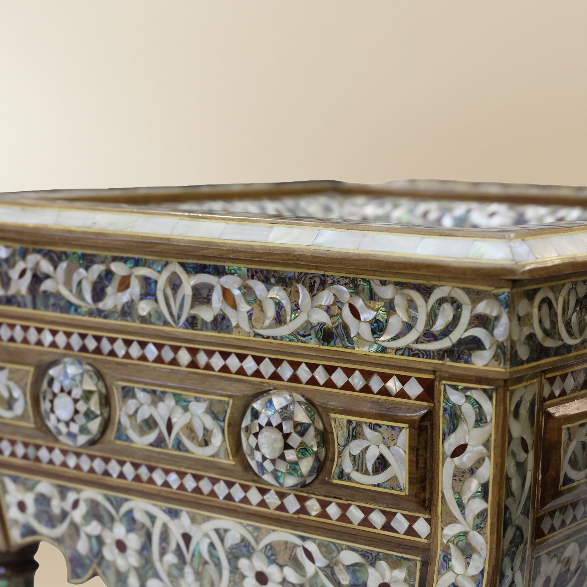 Damascene Thrones Set – Mother-of-Pearl & Abalone Inlay on Walnut
