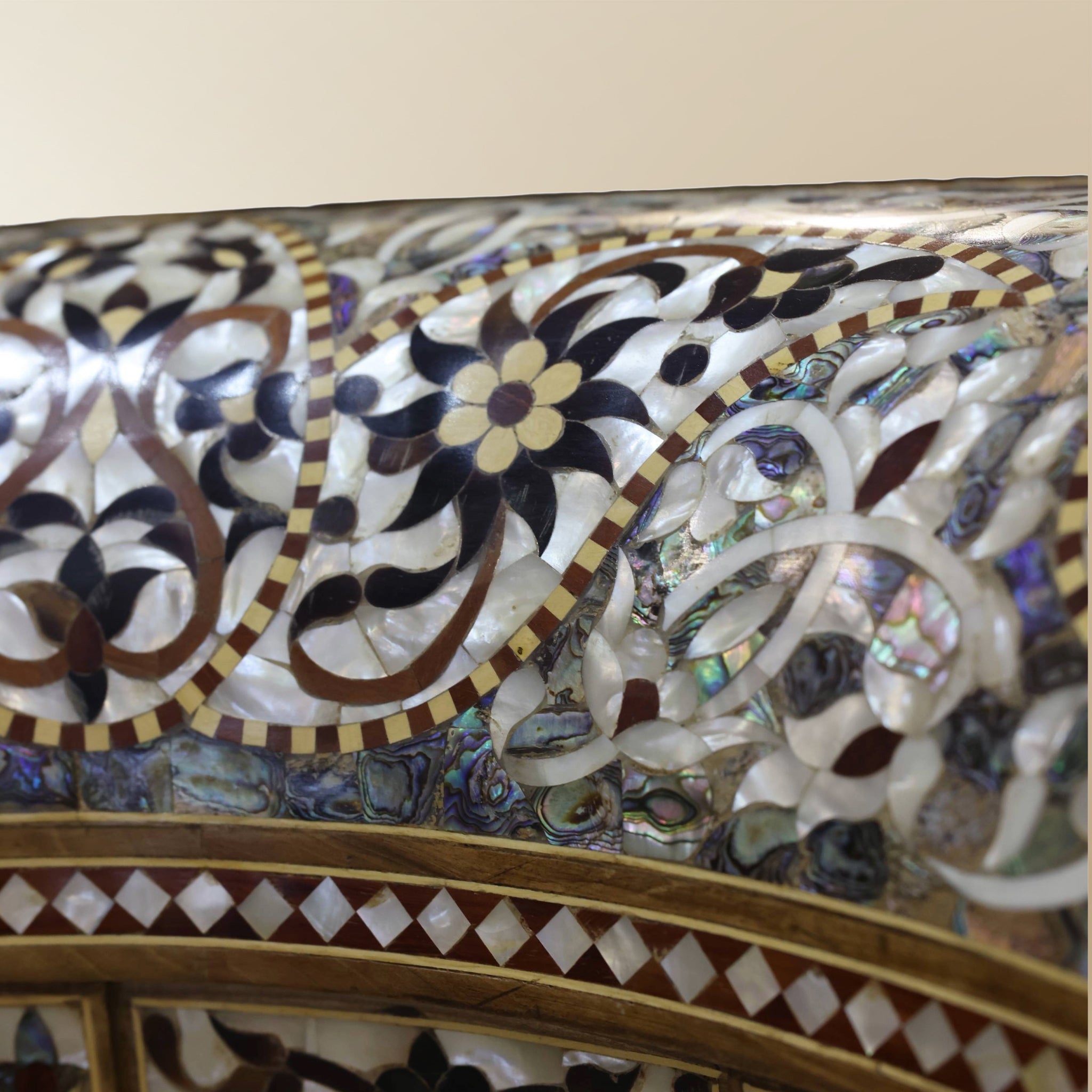 Damascene Thrones Set – Mother-of-Pearl & Abalone Inlay on Walnut
