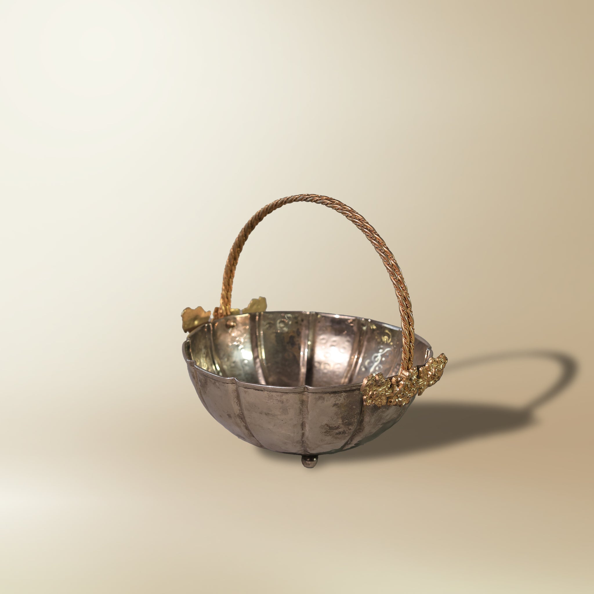 سلة الزهور الذهبية