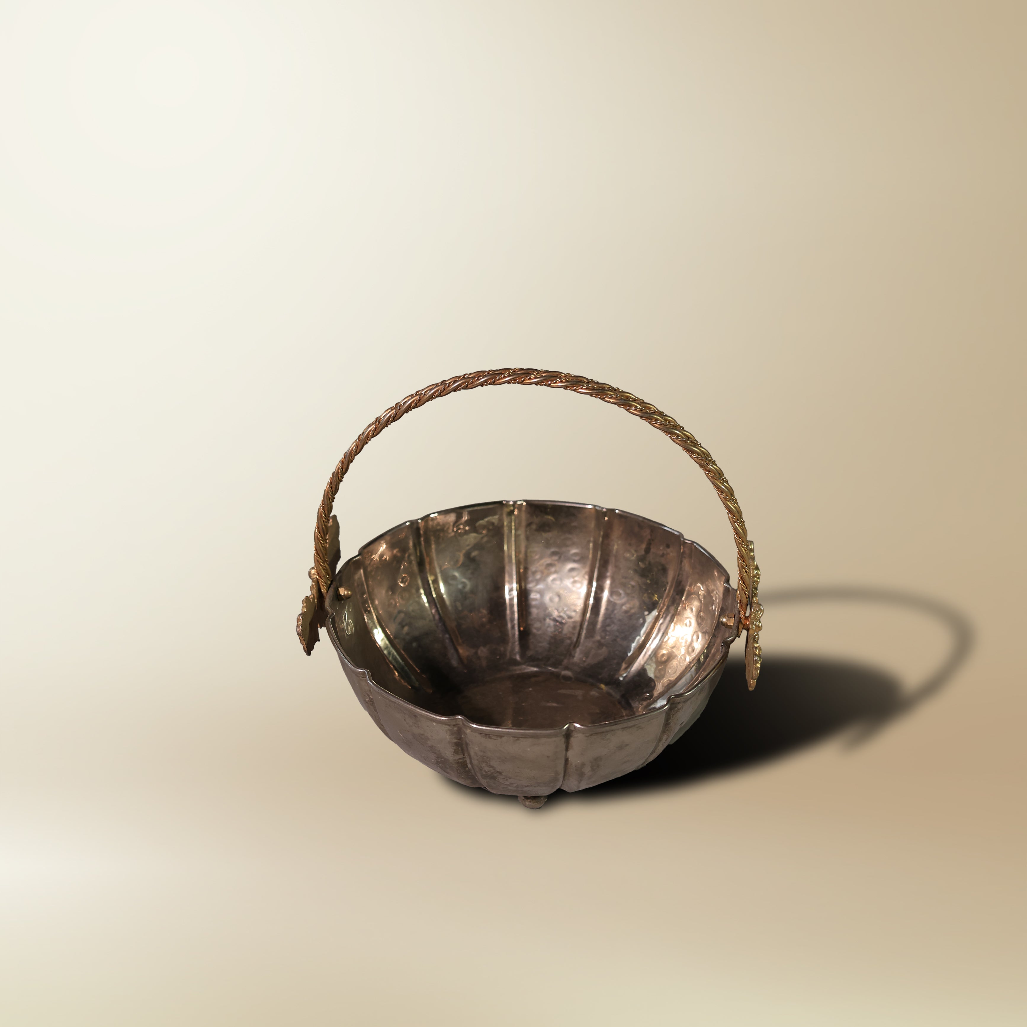 سلة الزهور الذهبية