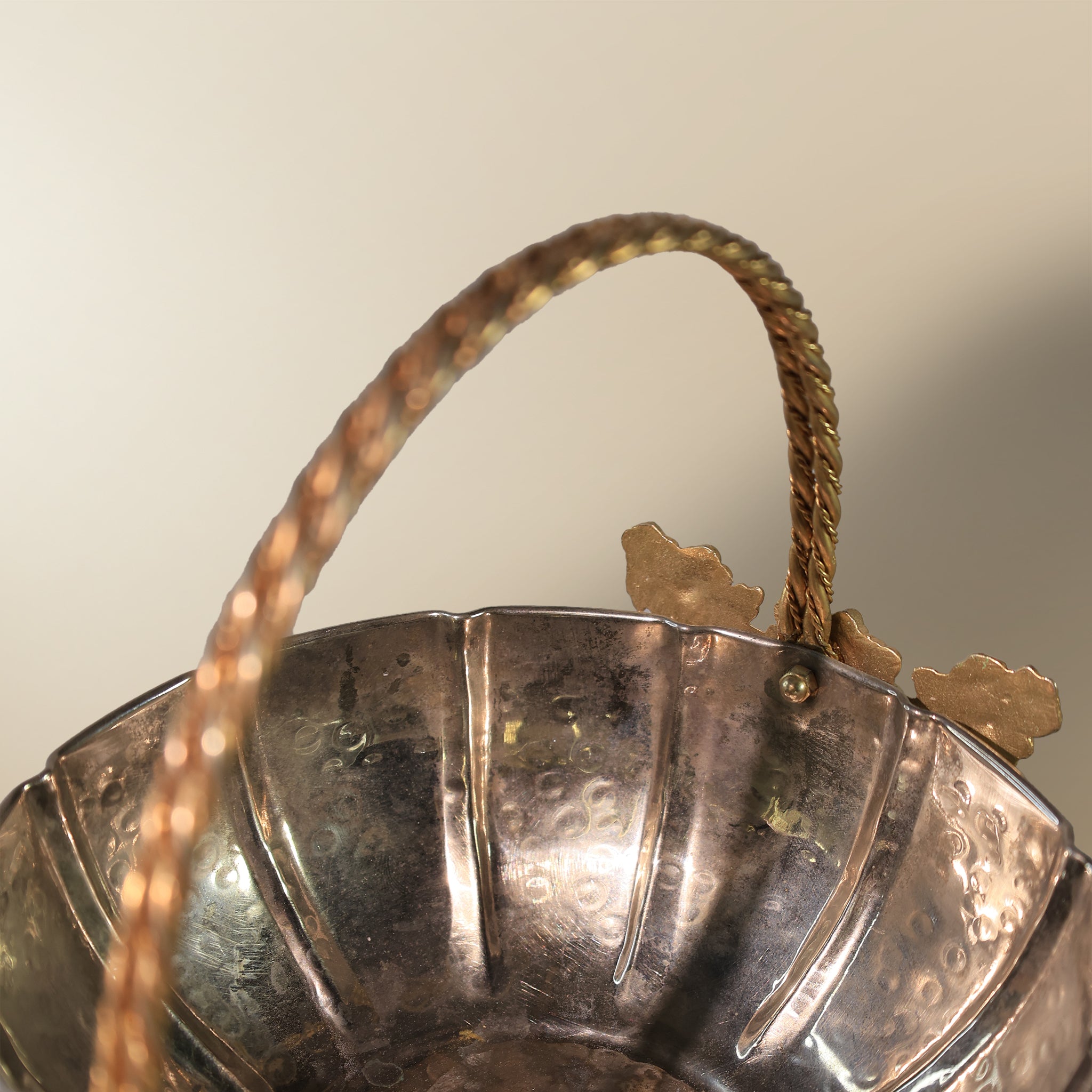 سلة الزهور الذهبية