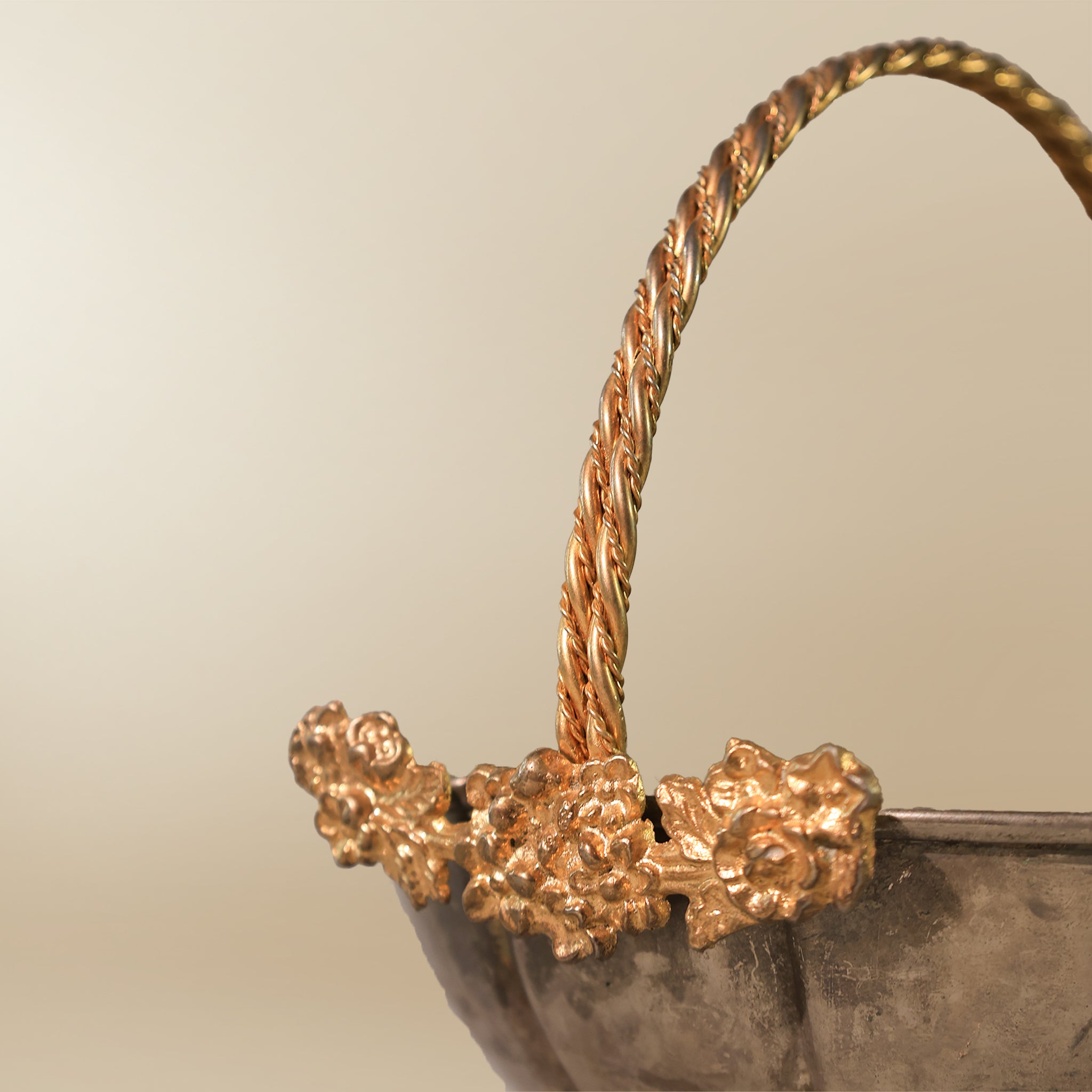 سلة الزهور الذهبية