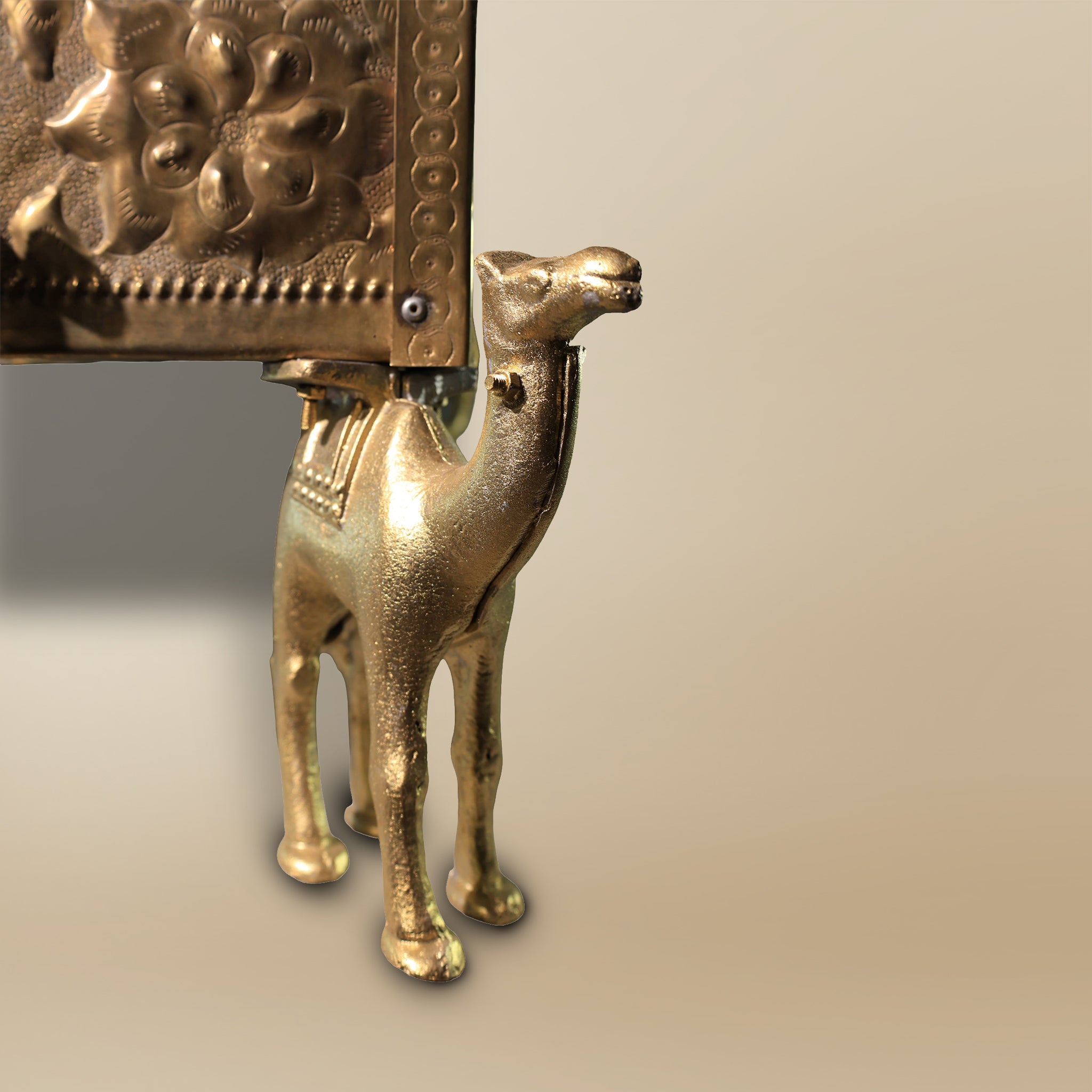 صندوق سفر النحاسي