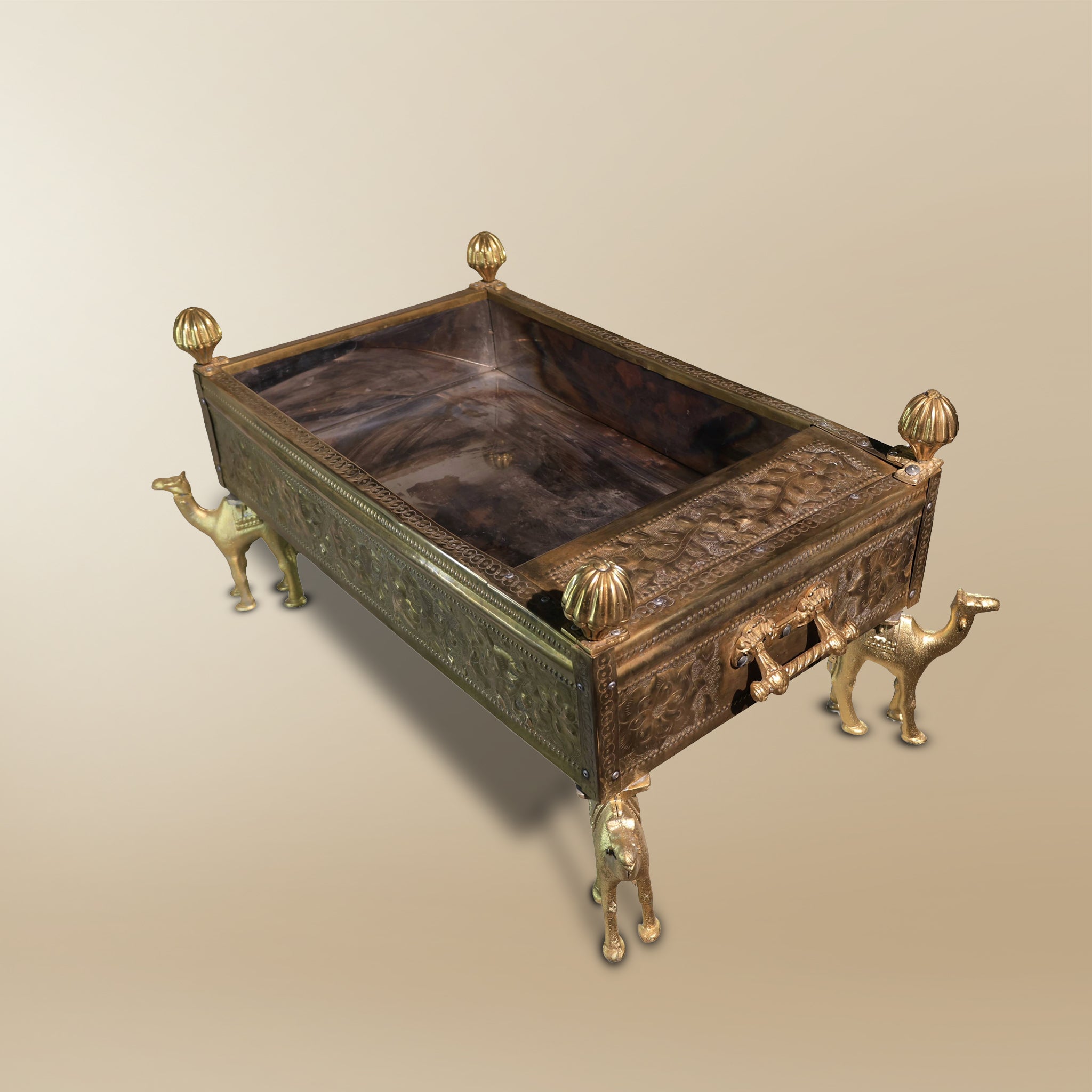 صندوق سفر النحاسي