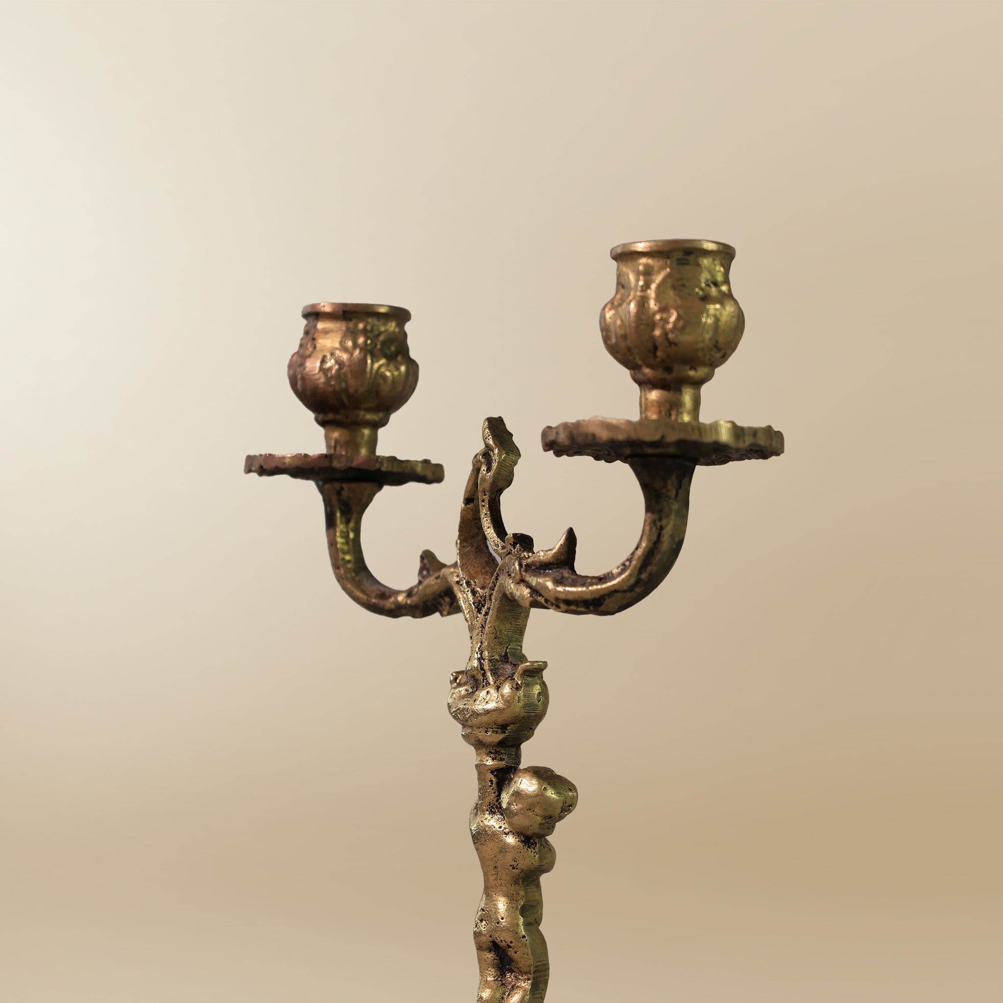 حارس النور – شمعدان نحاسي مزدوج اللهب