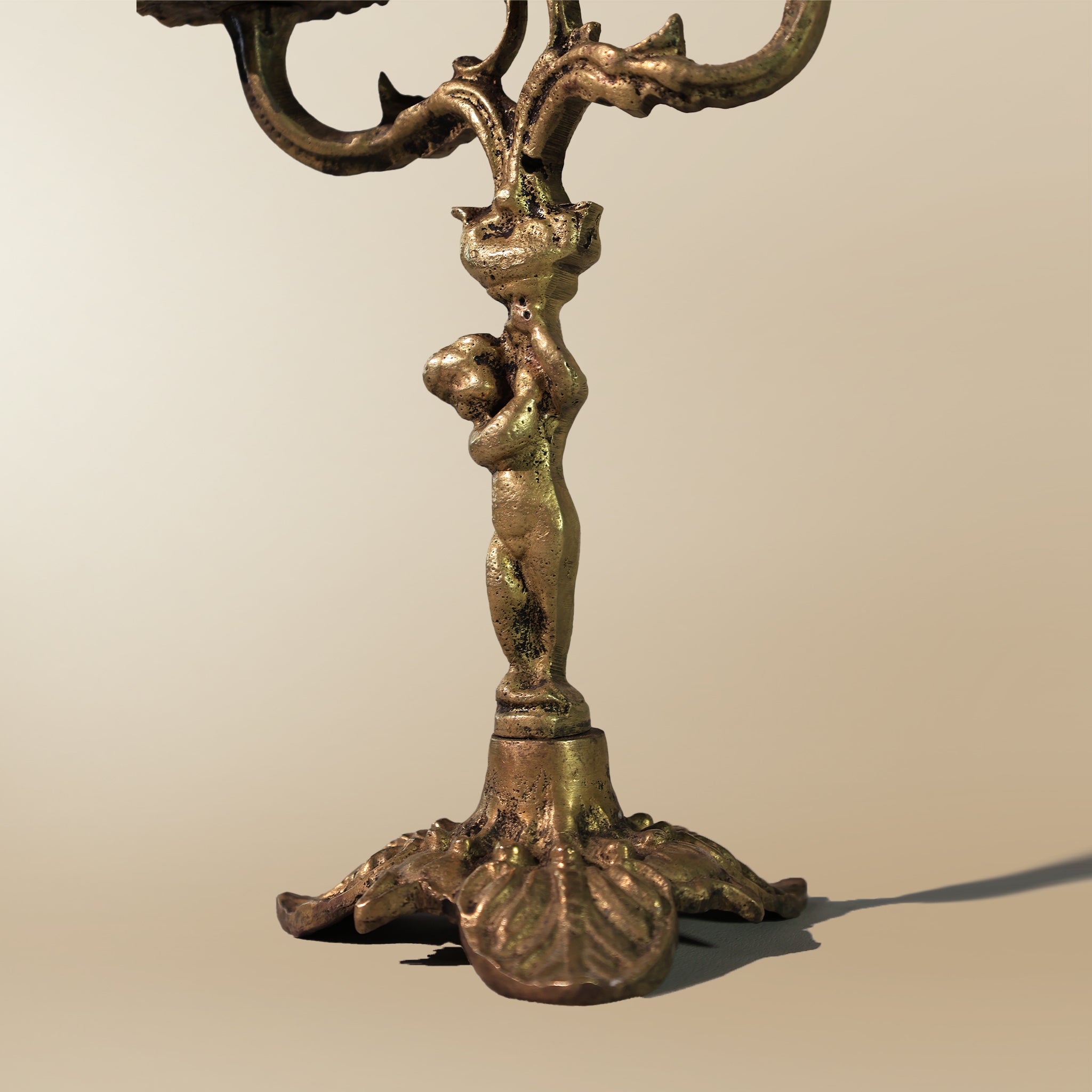 حارس النور – شمعدان نحاسي مزدوج اللهب