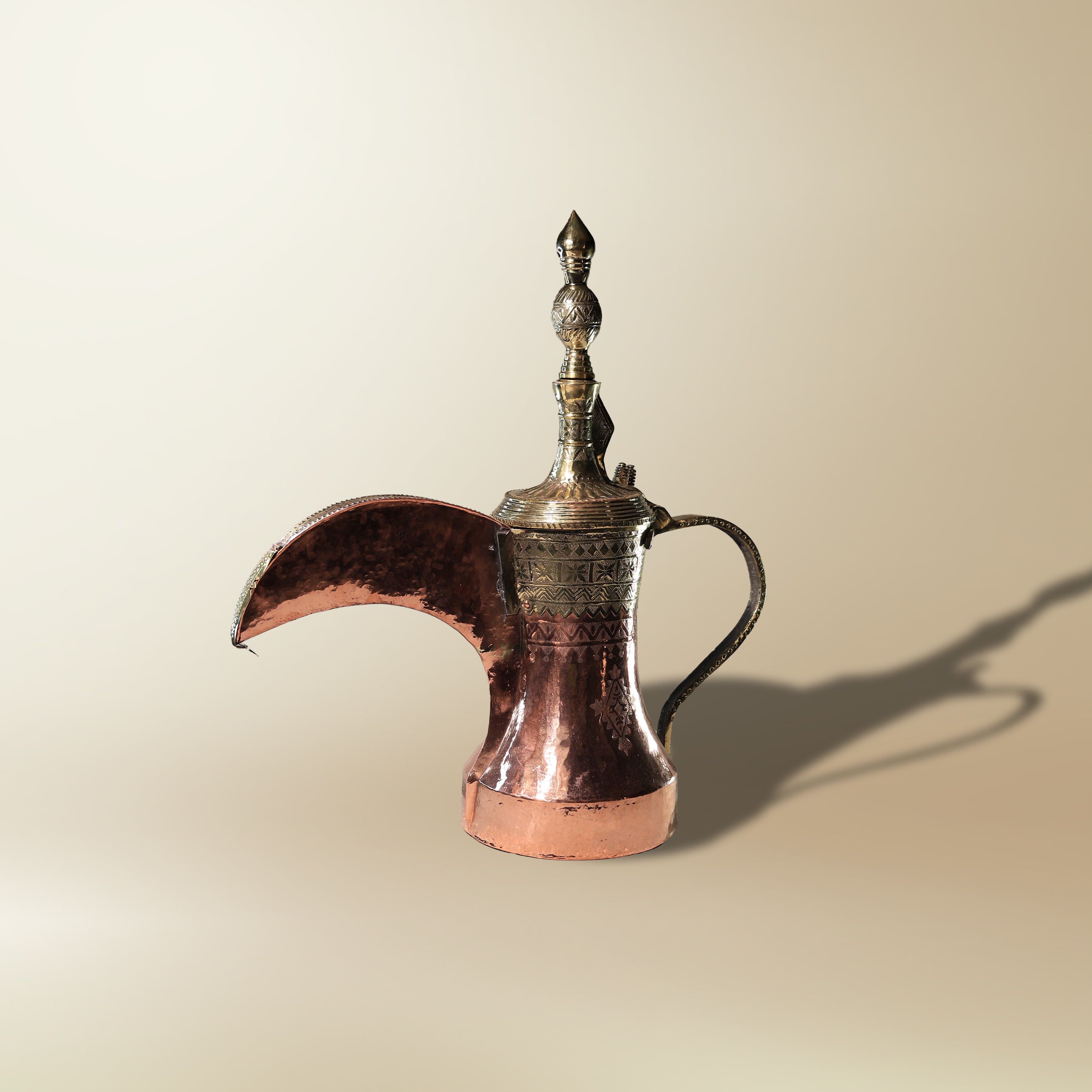 دلة نحاسية تراثية – إبريق قهوة عربي تقليدي