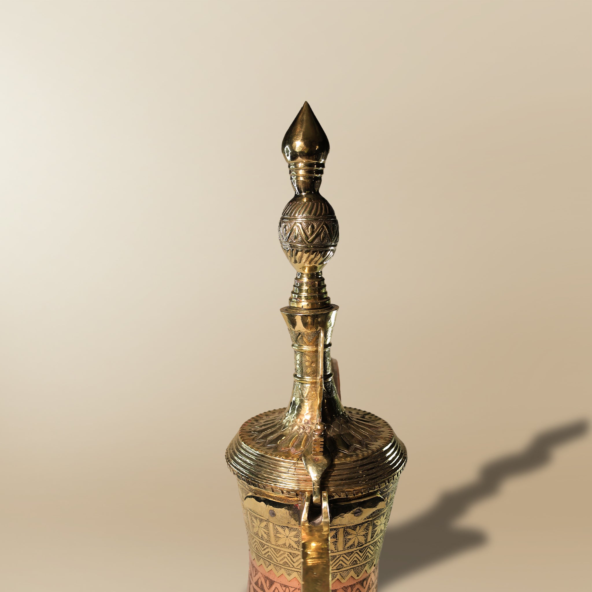 دلة نحاسية تراثية – إبريق قهوة عربي تقليدي