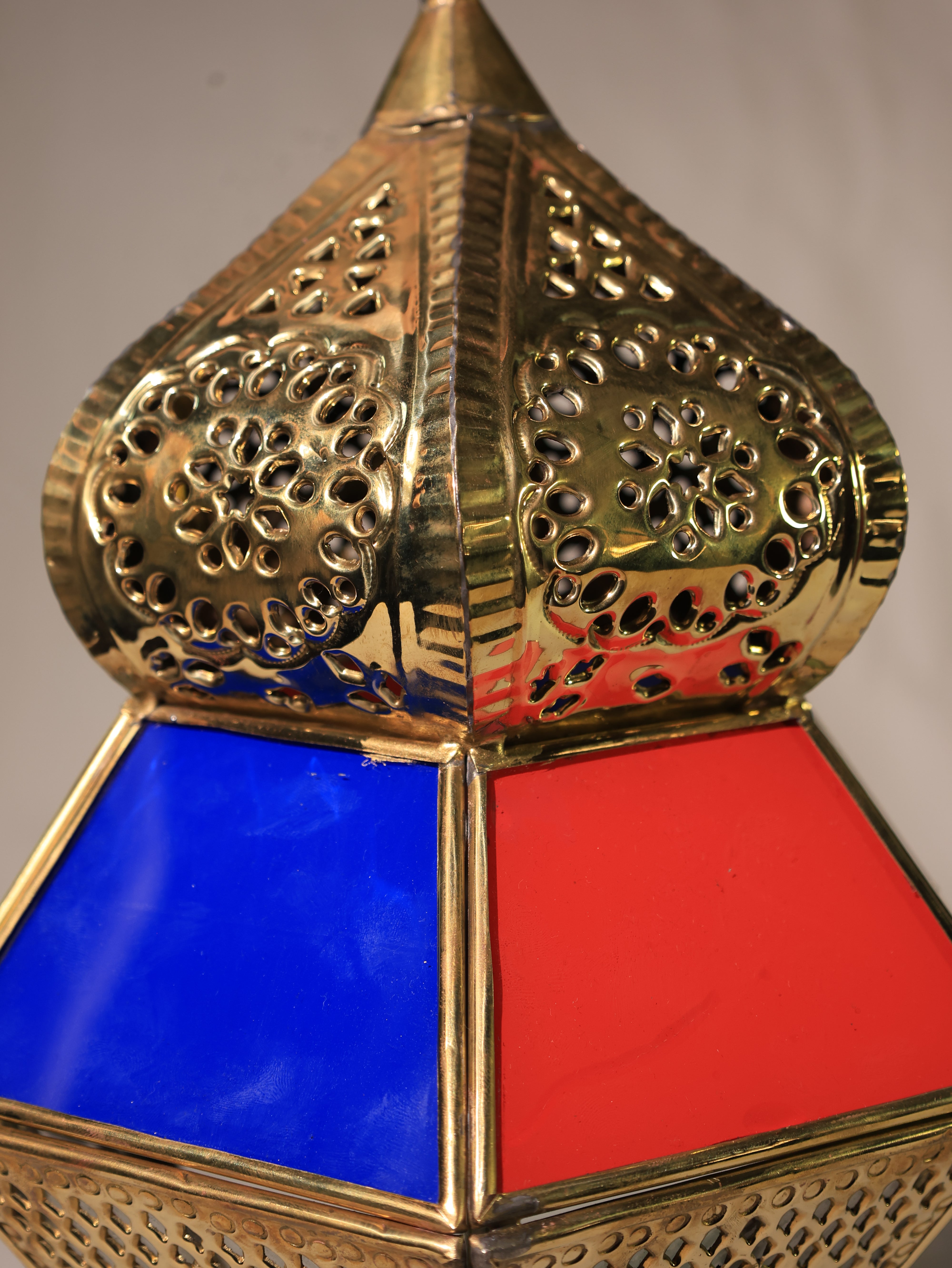 Lantern of Colors – A Thousand Nights in Light